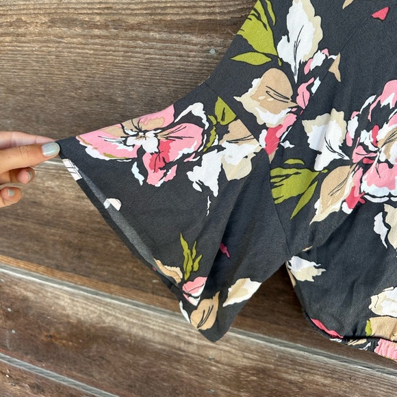 Leith Cropped Rayon Flounce Sleeve Top V Neck Button Down Floral - Picture 3 of 4